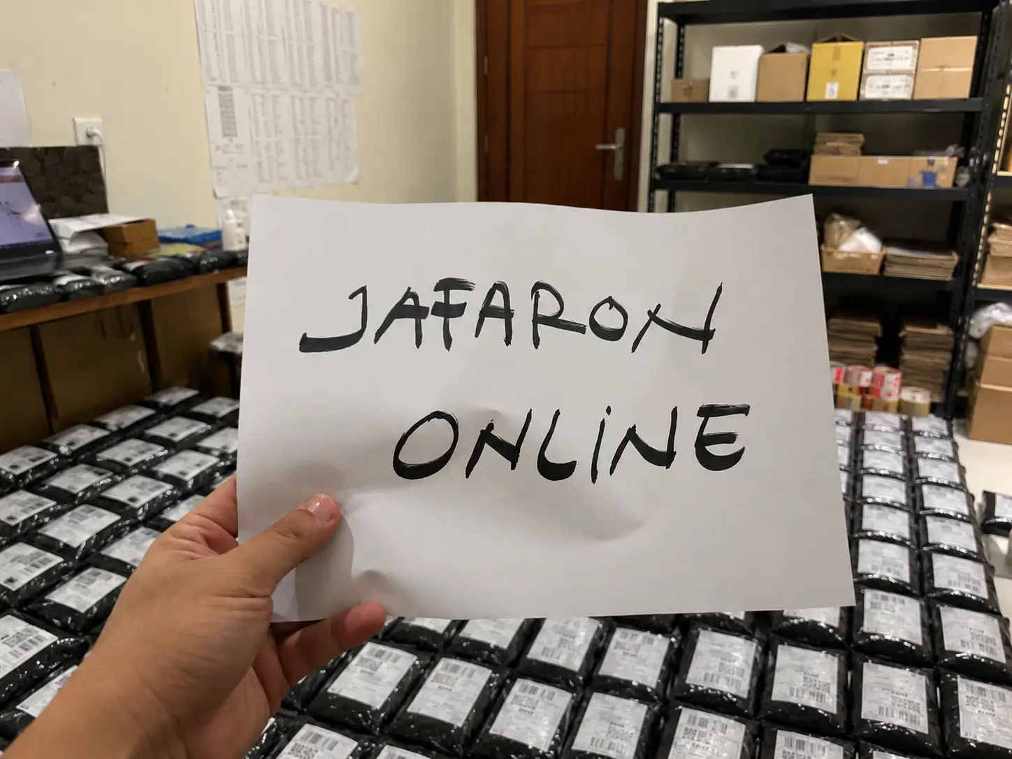 Tumpukan paket siap kirim